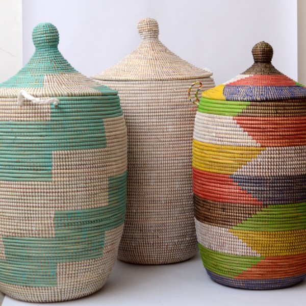 Wäschekorb aus dem Senegal, aus Gras und bunten Plastikbändern.