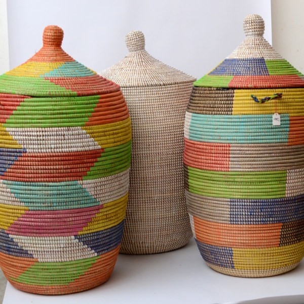 Wäschekorb aus dem Senegal, aus Gras und bunten Plastikbändern.