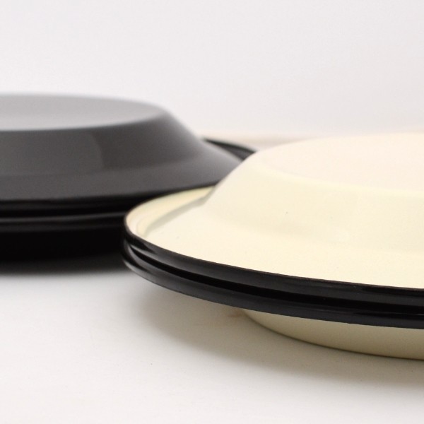 plat émaillé 24cm, intérieur noir